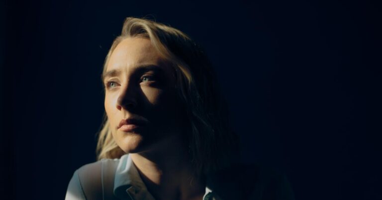 urlhttps3A2F2Fcalifornia times brightspot.s3.amazonaws.com2F352Ff32F18703e7e4c94b7e2fb09191fb4502F1475140 saoirse ronan the outrun 012