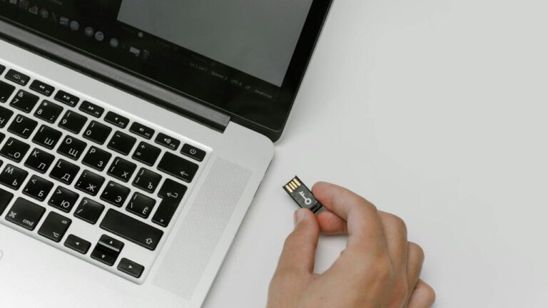 1 hackers using malware to steal data from usb flash drives intro